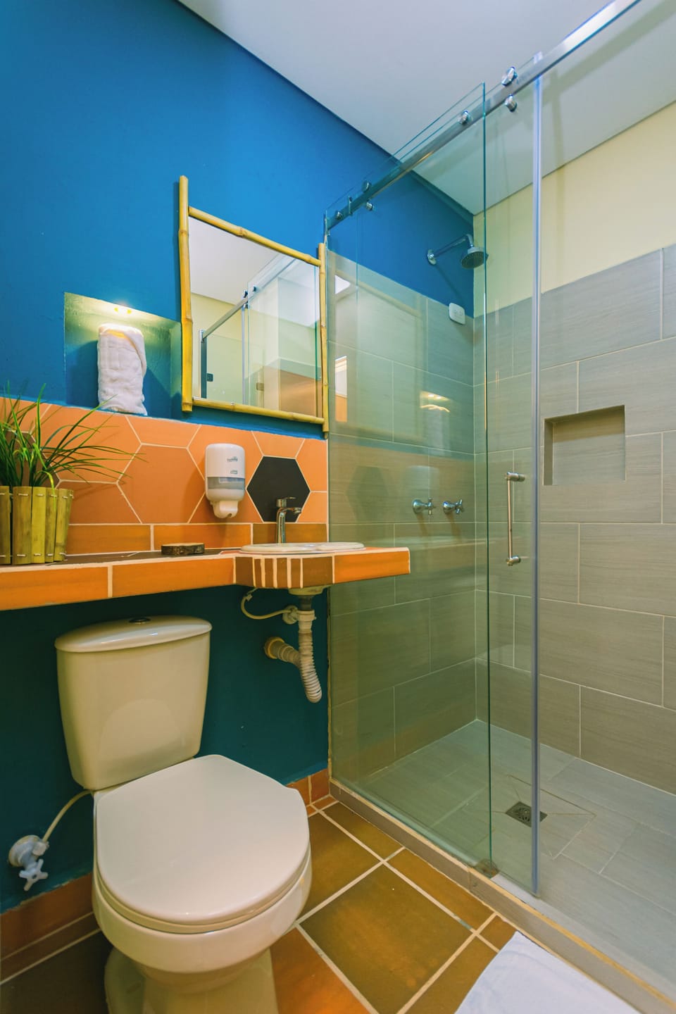 Standard Double Room | Bathroom | Shower, rainfall showerhead, towels