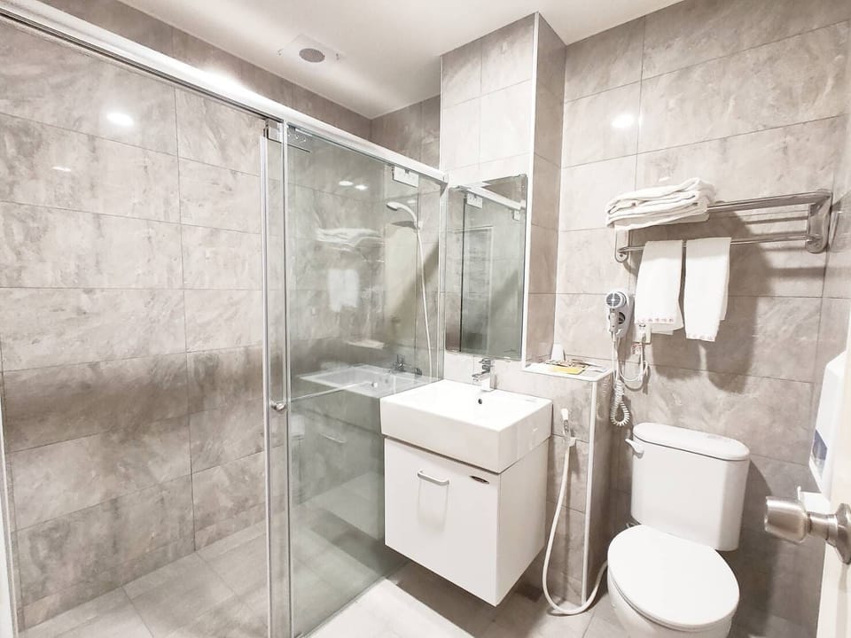 Deluxe Double Room | Bathroom | Shower, rainfall showerhead, free toiletries, hair dryer