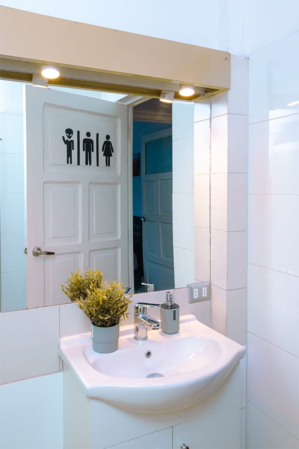 Shower, free toiletries, towels