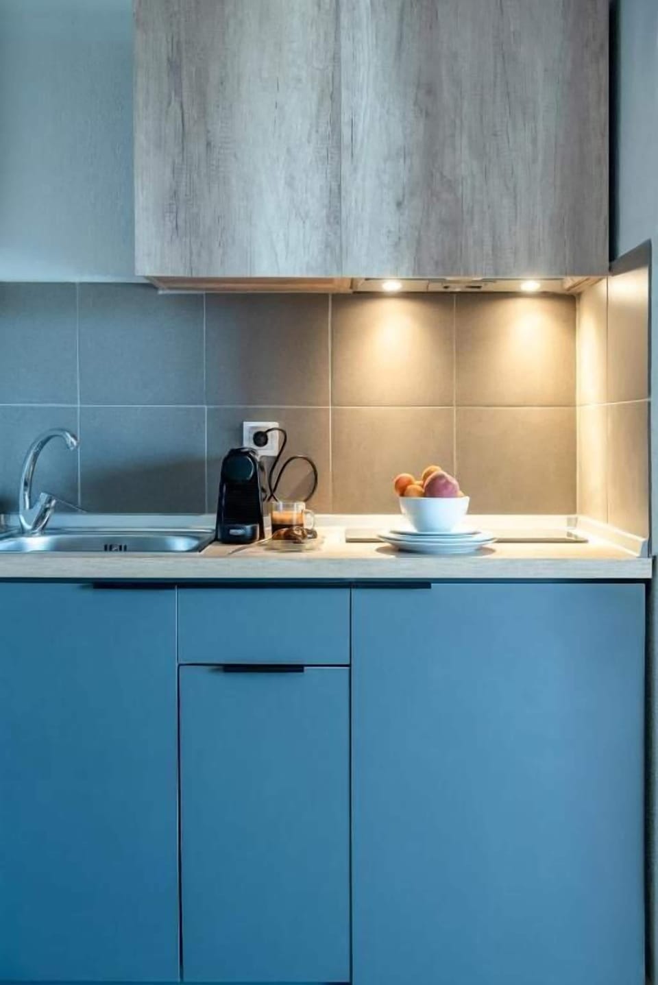 Basic Apartment | Premium bedding, laptop workspace, blackout drapes, soundproofing
