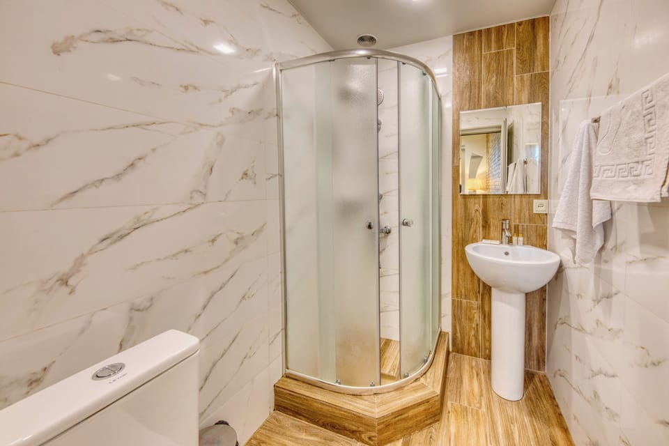 Standard Double Room | Bathroom | Free toiletries, hair dryer, bathrobes, slippers