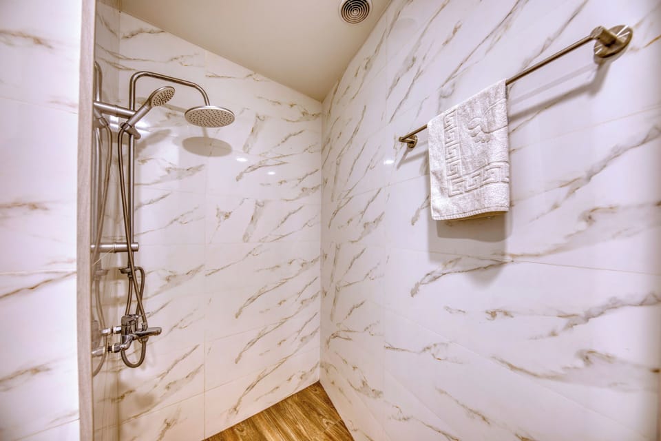 Standard Double Room | Bathroom | Free toiletries, hair dryer, bathrobes, slippers