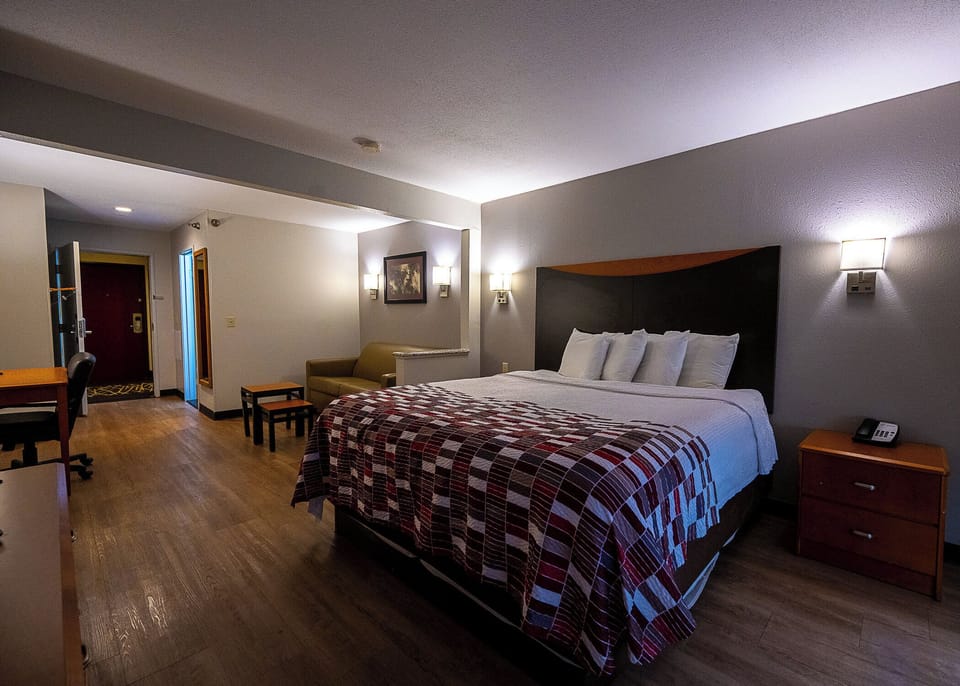 Suite, 1 King Bed (Smoke Free) | Desk, laptop workspace, blackout drapes, iron/ironing board