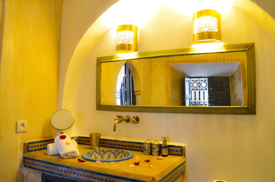 Deluxe Double or Twin Room, Private Bathroom (Jasmine) | Bathroom | Shower, hydromassage showerhead, free toiletries, hair dryer