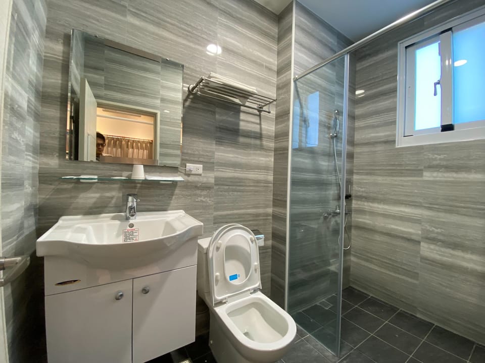 Business Triple Room, Partial Sea View | Bathroom | Shower, rainfall showerhead, free toiletries, hair dryer