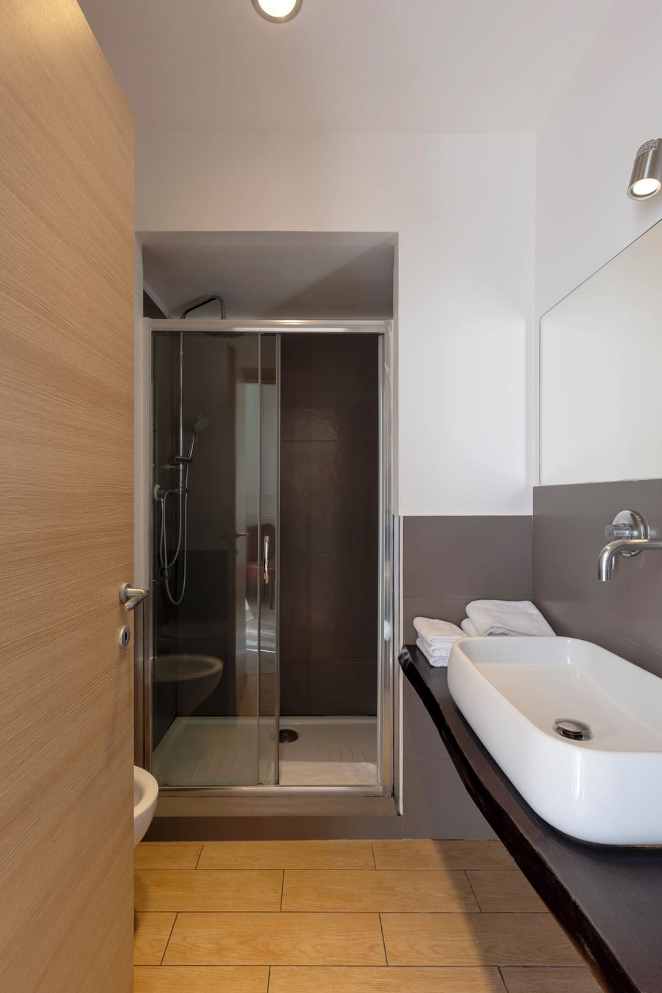 Family Room | Bathroom | Shower, free toiletries, bidet, towels