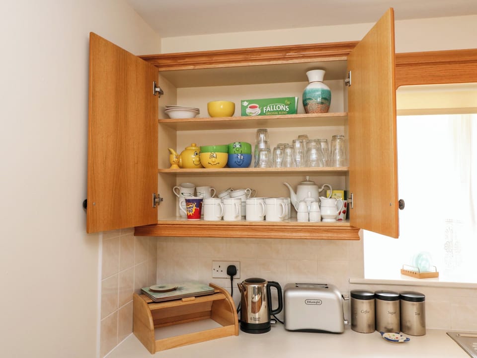Cottage | Private kitchen | Fridge, dishwasher, electric kettle, toaster