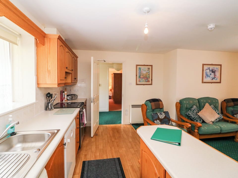 Cottage | Private kitchen | Fridge, dishwasher, electric kettle, toaster