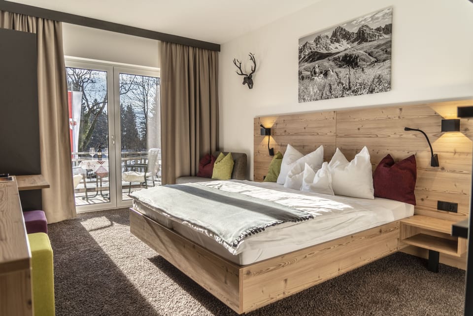 Premium bedding, in-room safe, desk, laptop workspace