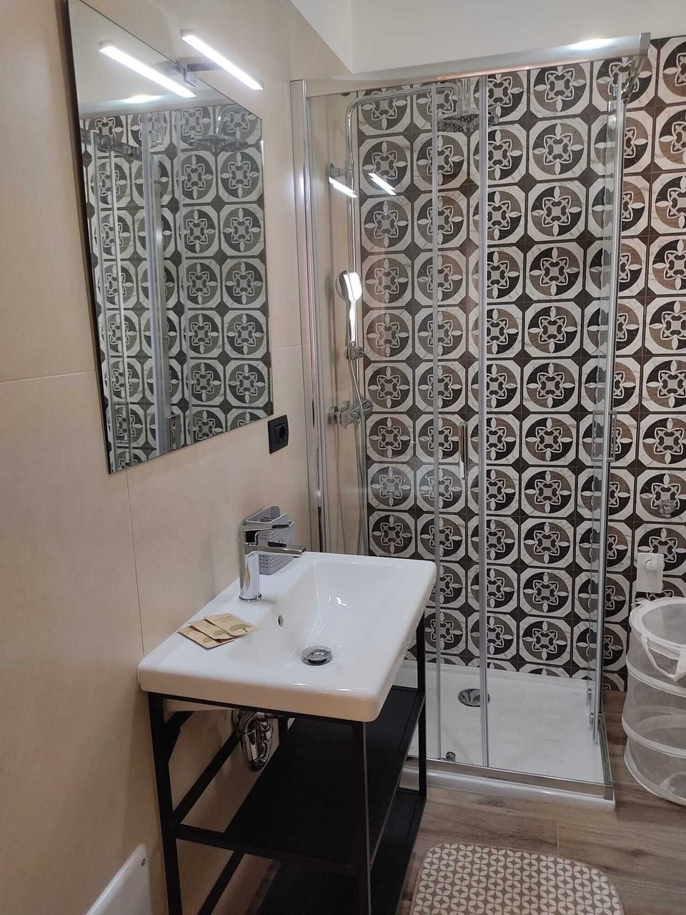 Rainfall showerhead, free toiletries, hair dryer, bathrobes