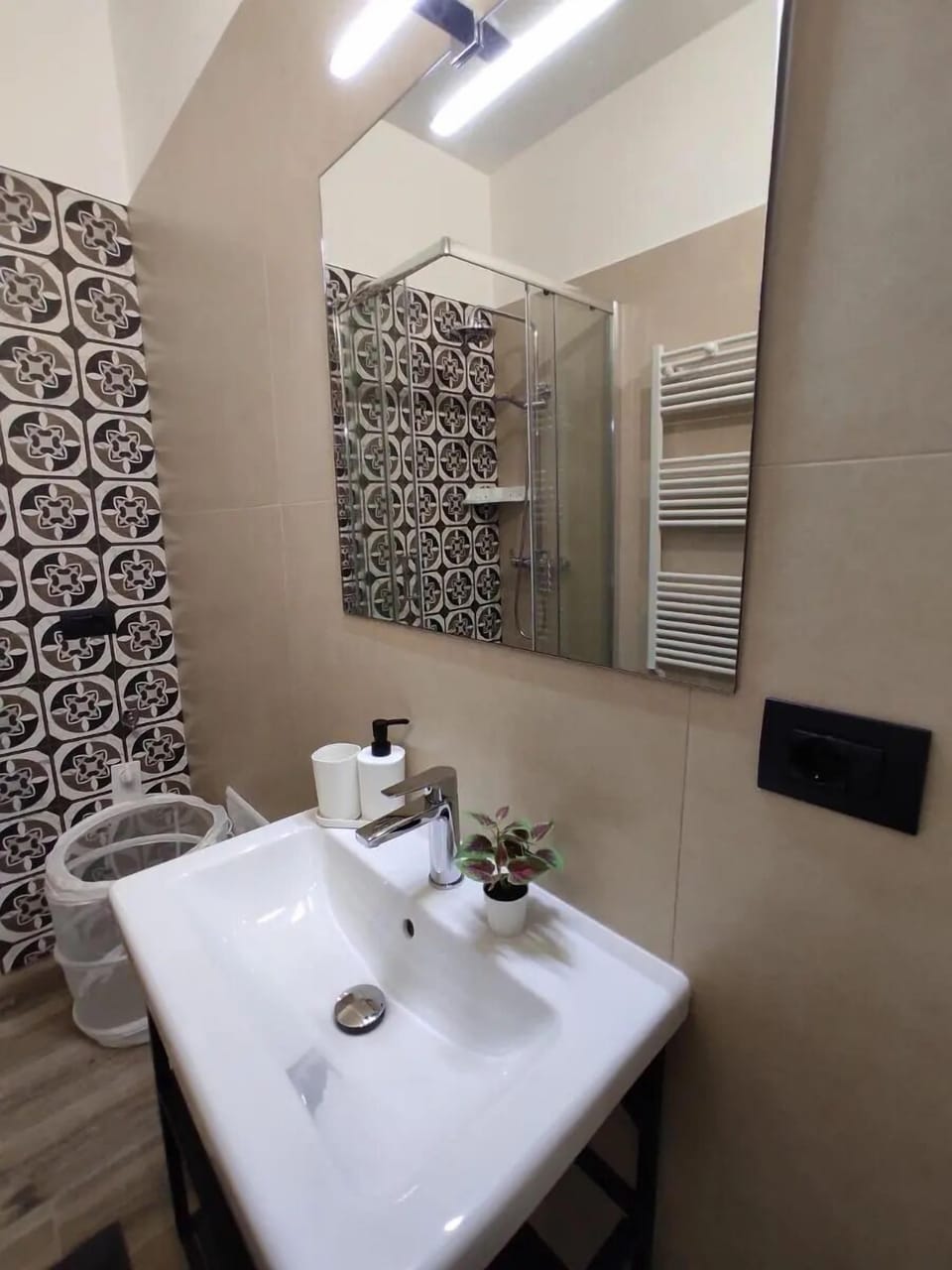 Deluxe Double Room | Bathroom | Rainfall showerhead, free toiletries, hair dryer, bathrobes