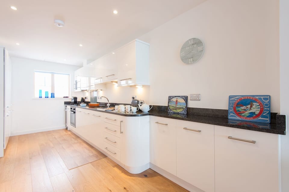 Fridge, dishwasher, cookware/dishes/utensils