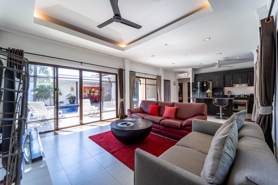 Comfort Villa | Living area | 40-inch LED TV with cable channels, TV