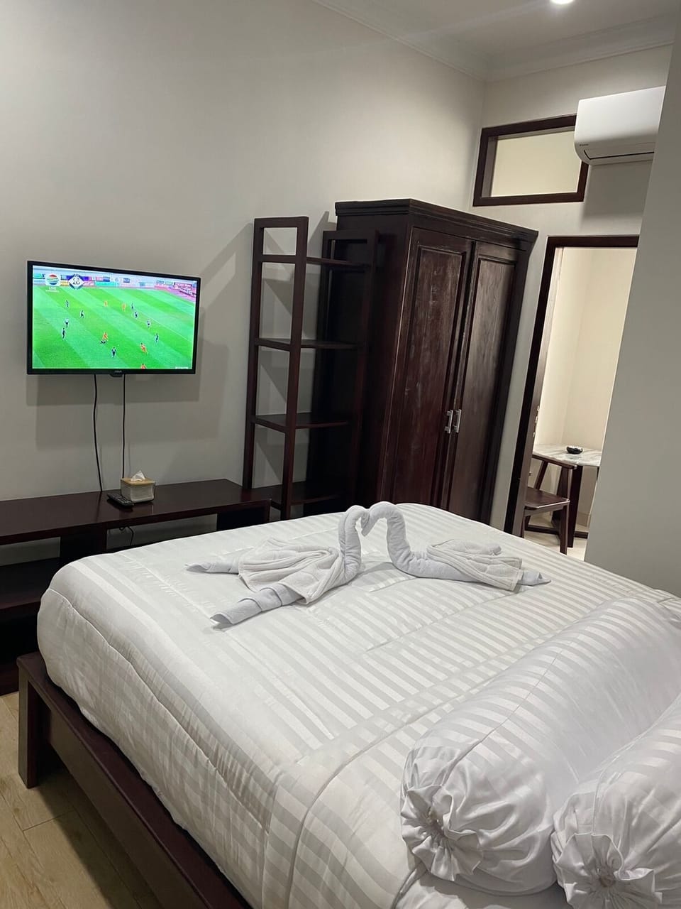 Iron/ironing board, WiFi (free)