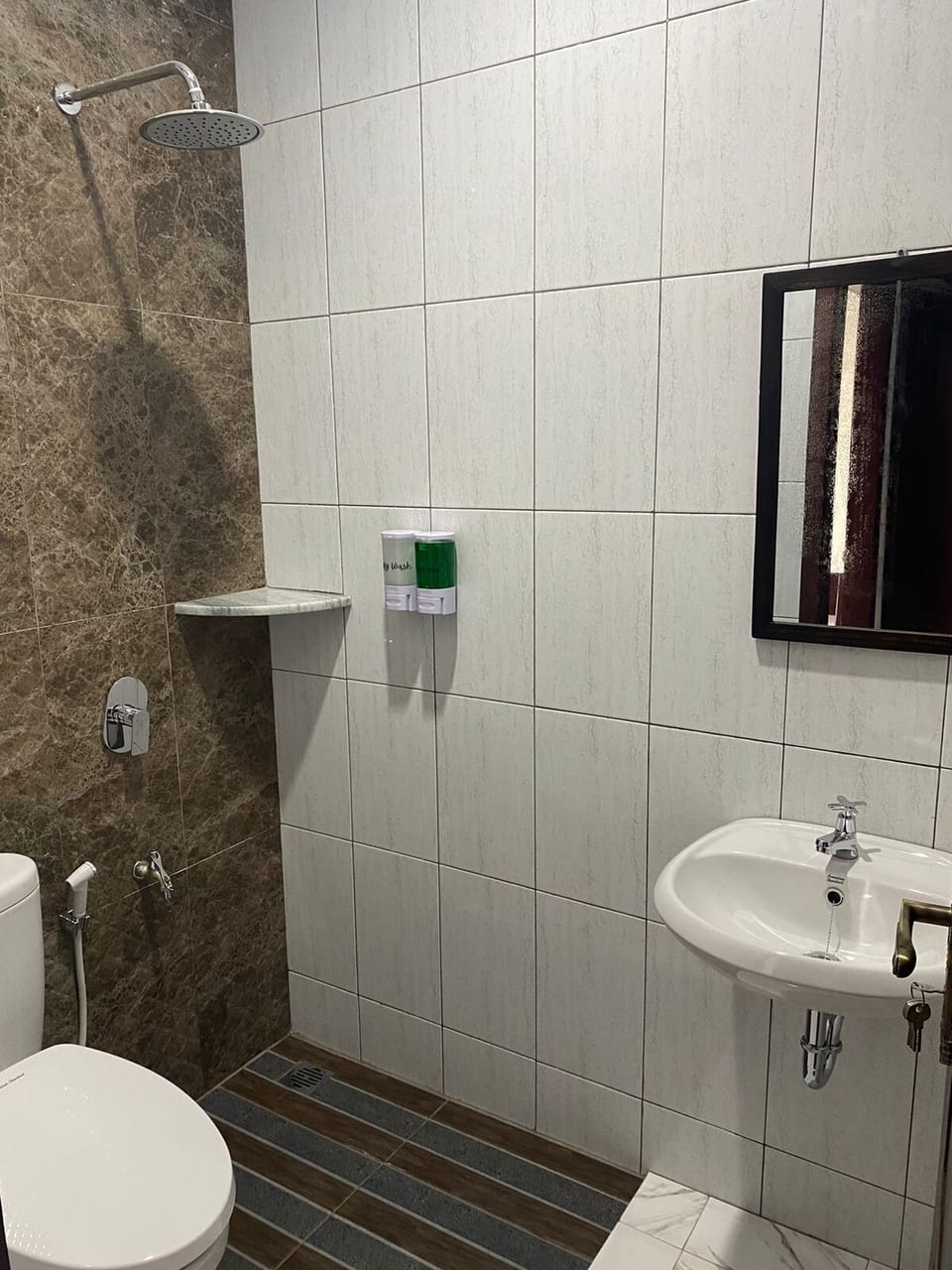Shower, free toiletries, bathrobes, towels
