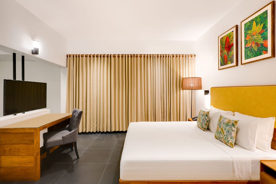 Deluxe Room | Minibar, laptop workspace, blackout drapes, iron/ironing board