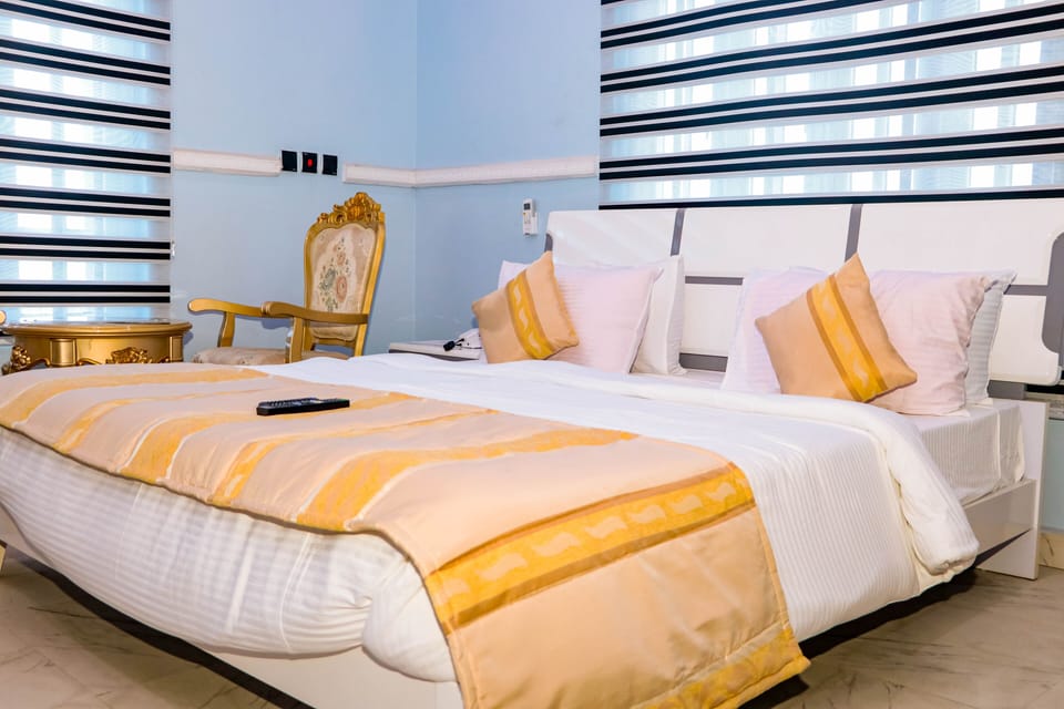 Deluxe Room, 1 King Bed, Non Smoking | In-room safe, free WiFi, bed sheets