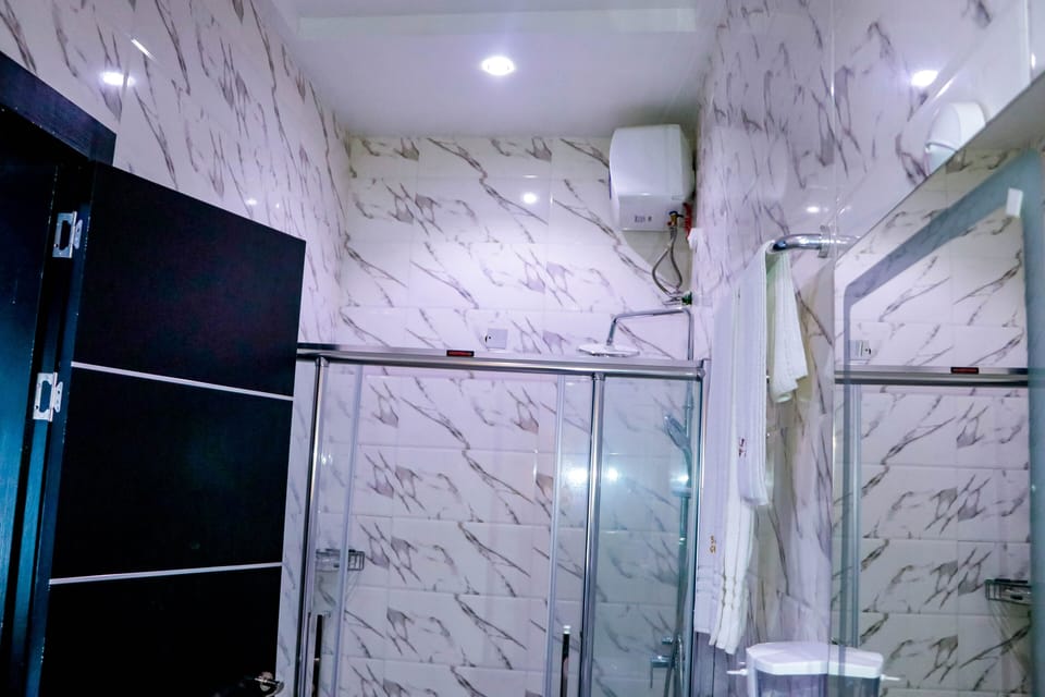 Luxury Room, 1 King Bed, Non Smoking | Bathroom | Designer toiletries, bidet, towels, soap