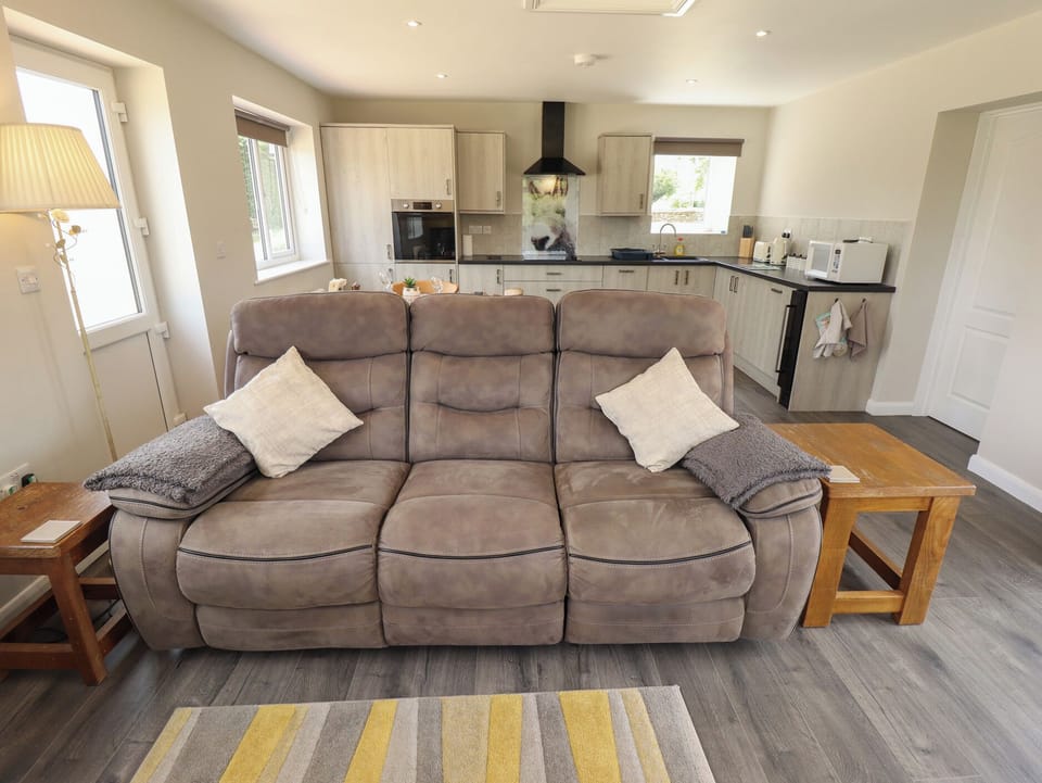 Cottage | Living area | Flat-screen TV, fireplace