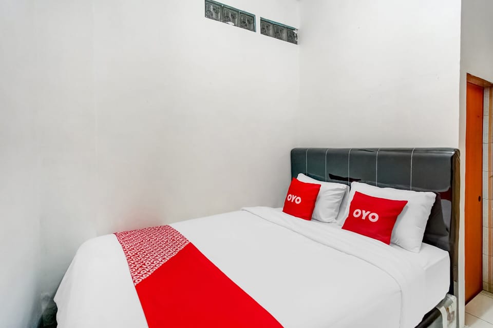 Standard Double Room | Desk, laptop workspace, blackout drapes, WiFi (free)