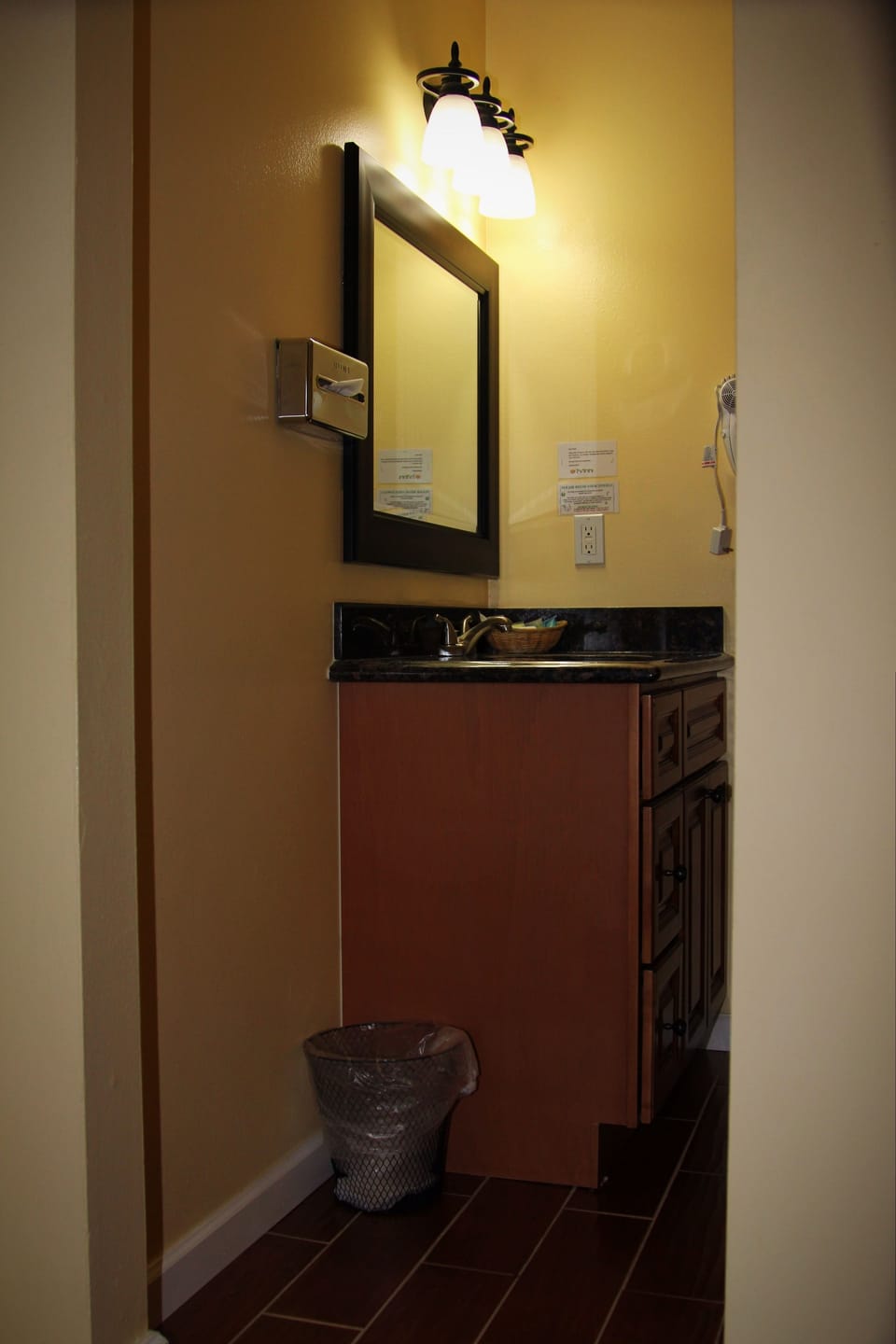 Deluxe Room, 1 King Bed | Bathroom | Shower, free toiletries, hair dryer, towels