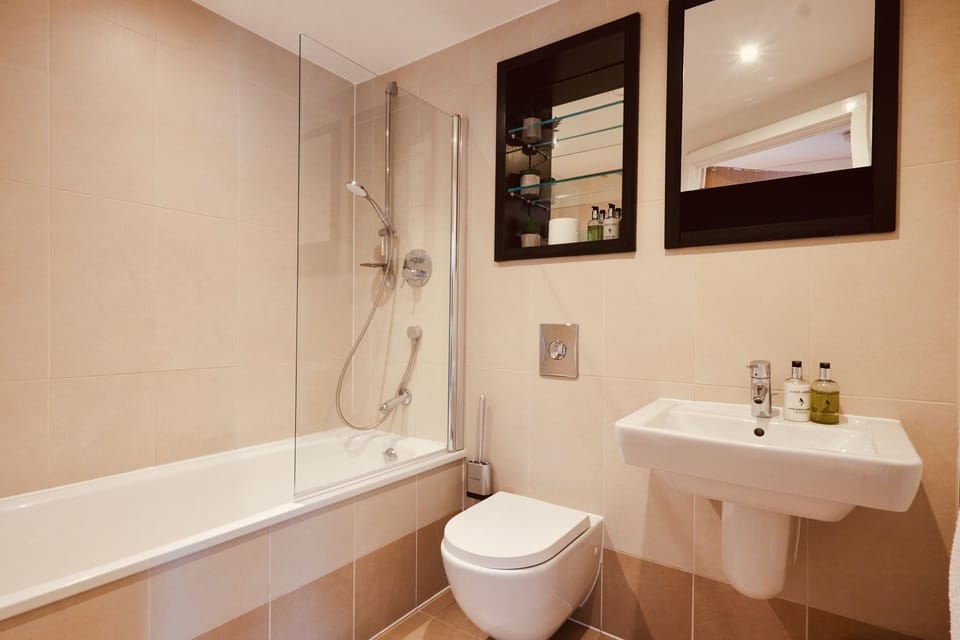 Deluxe City Apt, Beautiful River View,free Parking Apartment in Leeds