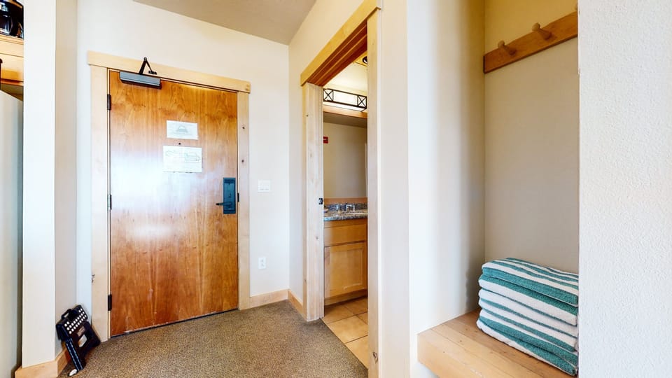 Condo, 2 Bedrooms | Interior