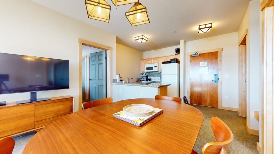 Condo, 2 Bedrooms | Dining