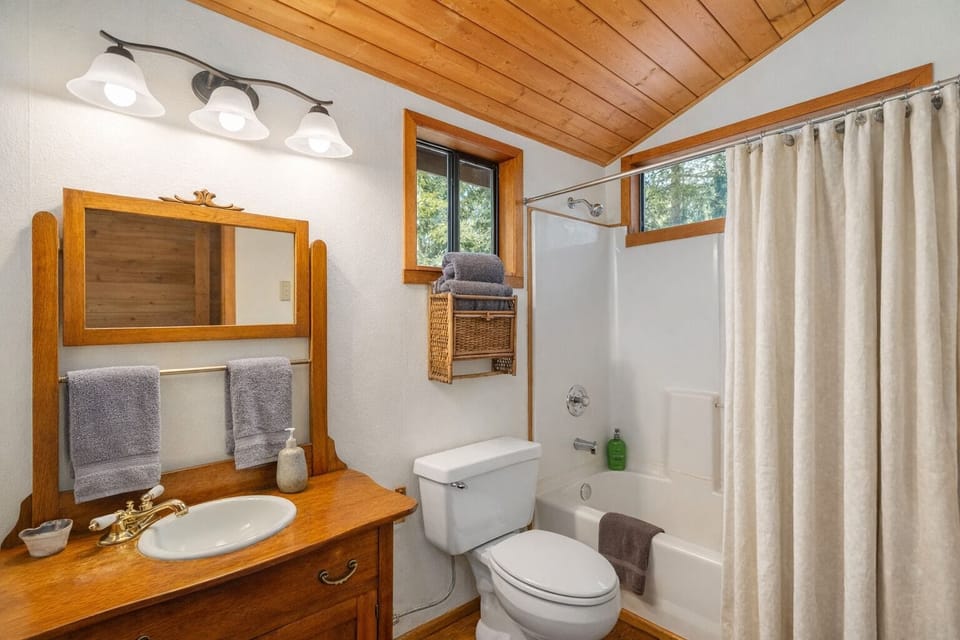 Jack's Cabin 2 Bedroom Home by NW Comfy Cabins House in Washington