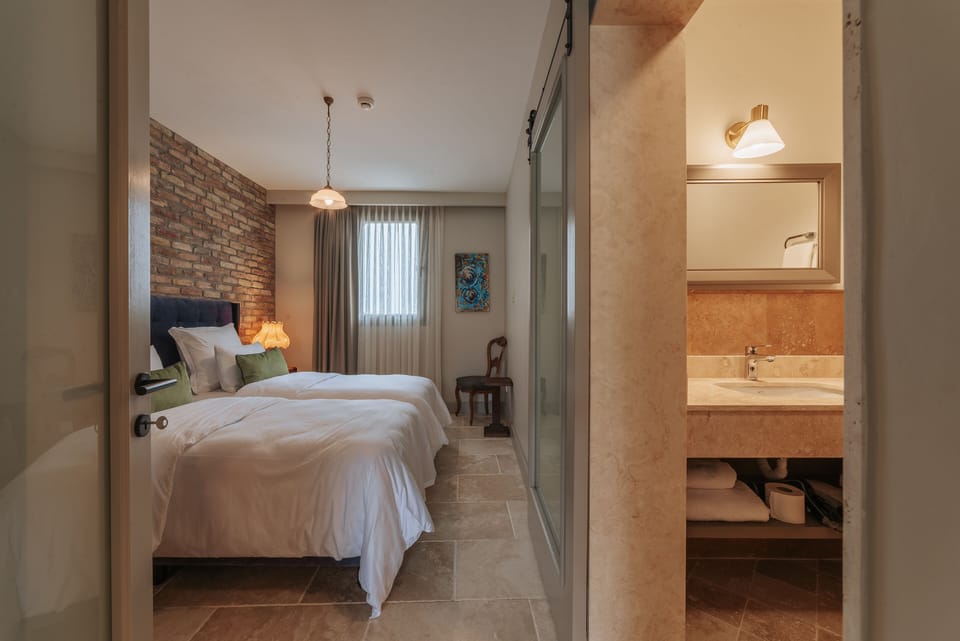 Classic Suite | 1 bedroom, minibar, cribs (free), WiFi (free)