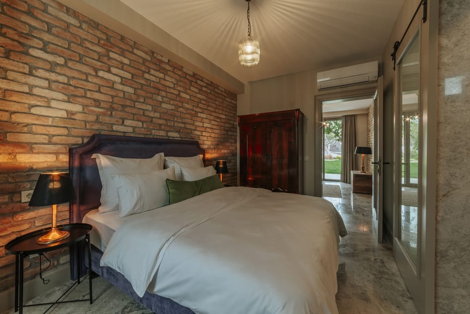 Classic Suite | 1 bedroom, minibar, cribs (free), WiFi (free)