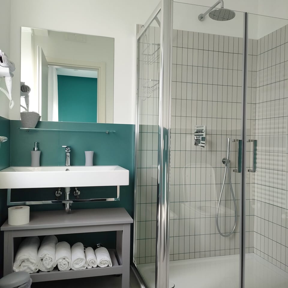 Deluxe Room (Smeraldo) | Bathroom | Shower, rainfall showerhead, hair dryer, bidet