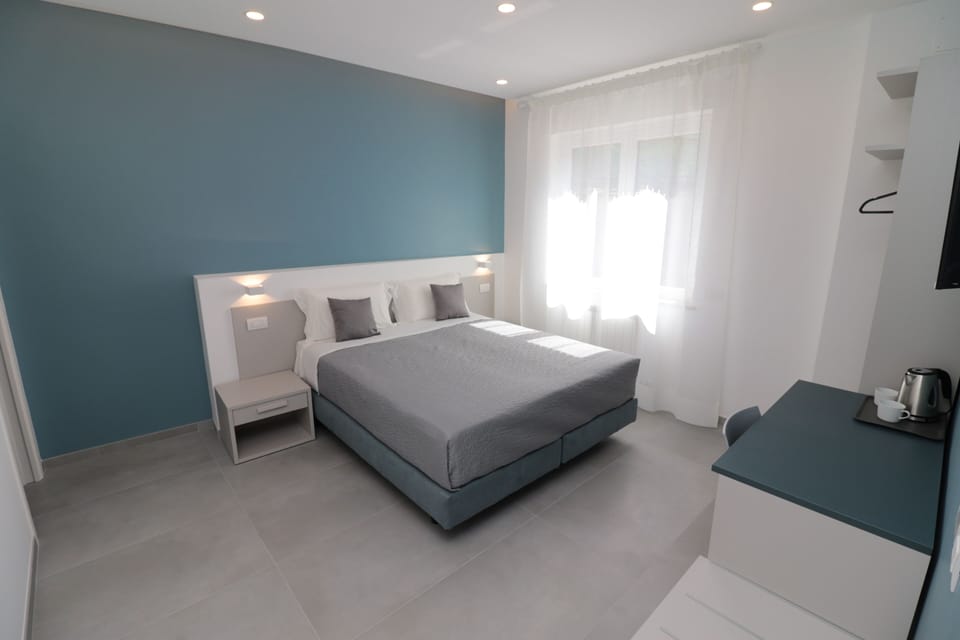 Deluxe Room - Indaco | Minibar, in-room safe, desk, soundproofing
