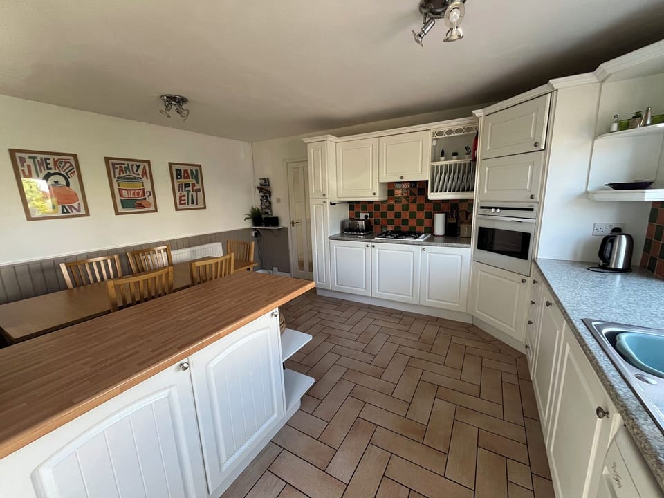 Cottage | Private kitchen | Fridge, dishwasher, electric kettle, toaster