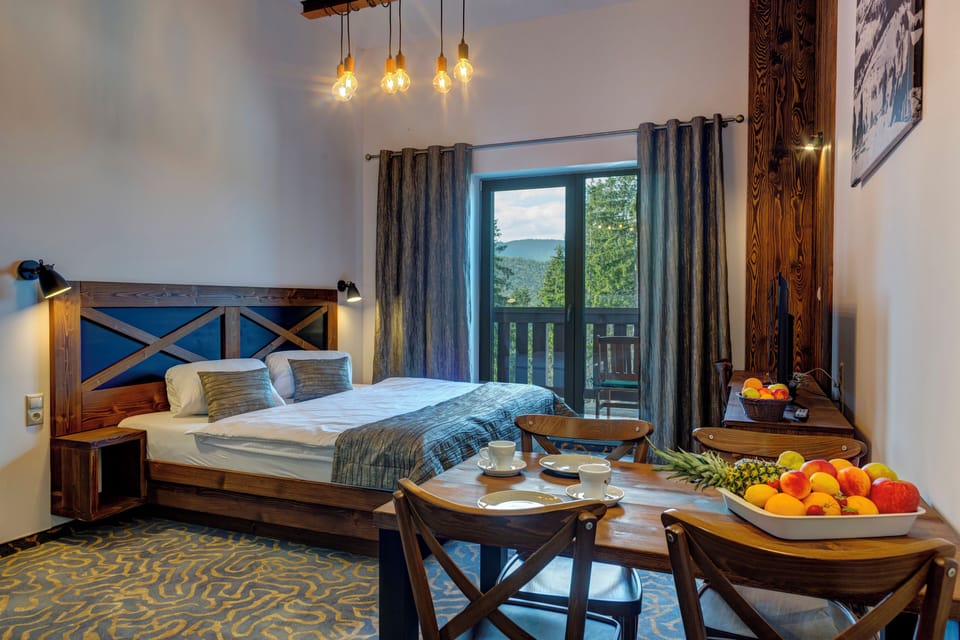 Gallery Room | In-room safe, laptop workspace, blackout drapes, iron/ironing board