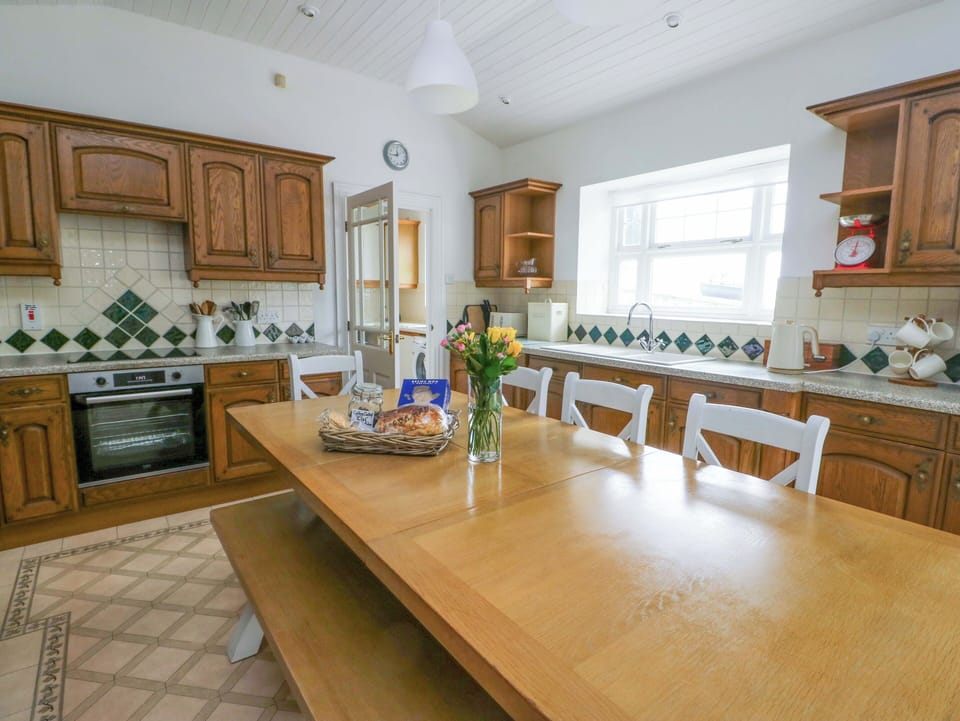 Cottage | Private kitchen | Fridge, electric kettle, toaster, cookware/dishes/utensils