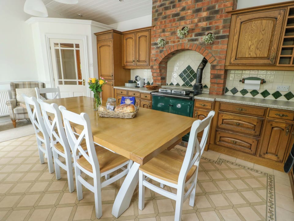 Cottage | Private kitchen | Fridge, electric kettle, toaster, cookware/dishes/utensils