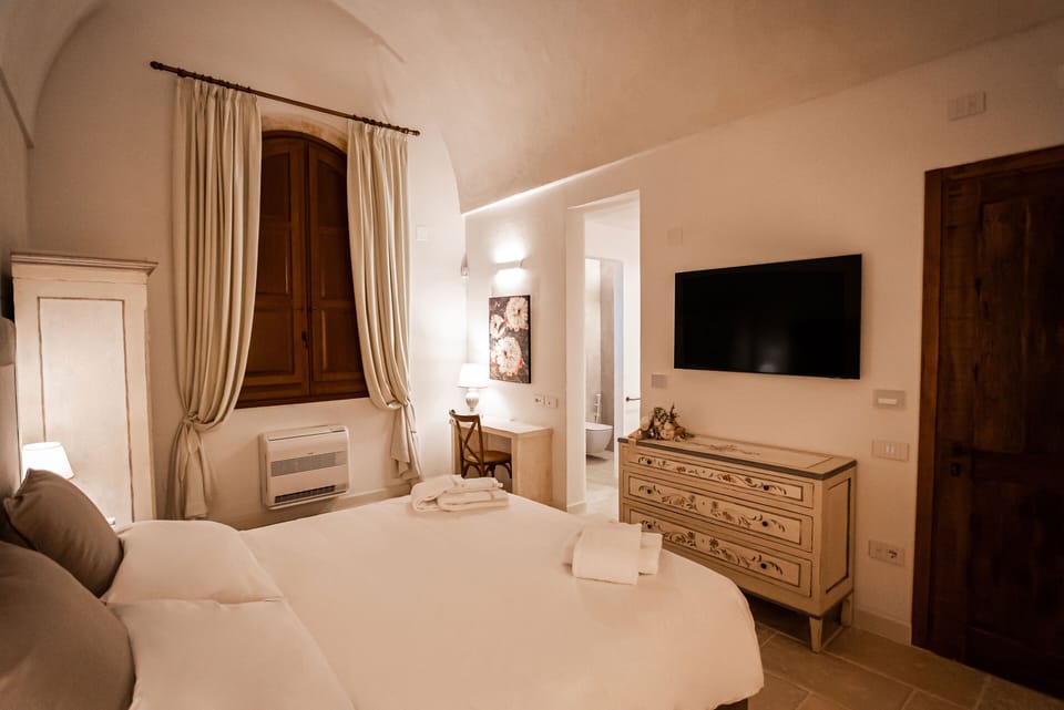 Superior Room | Minibar, in-room safe, desk, soundproofing