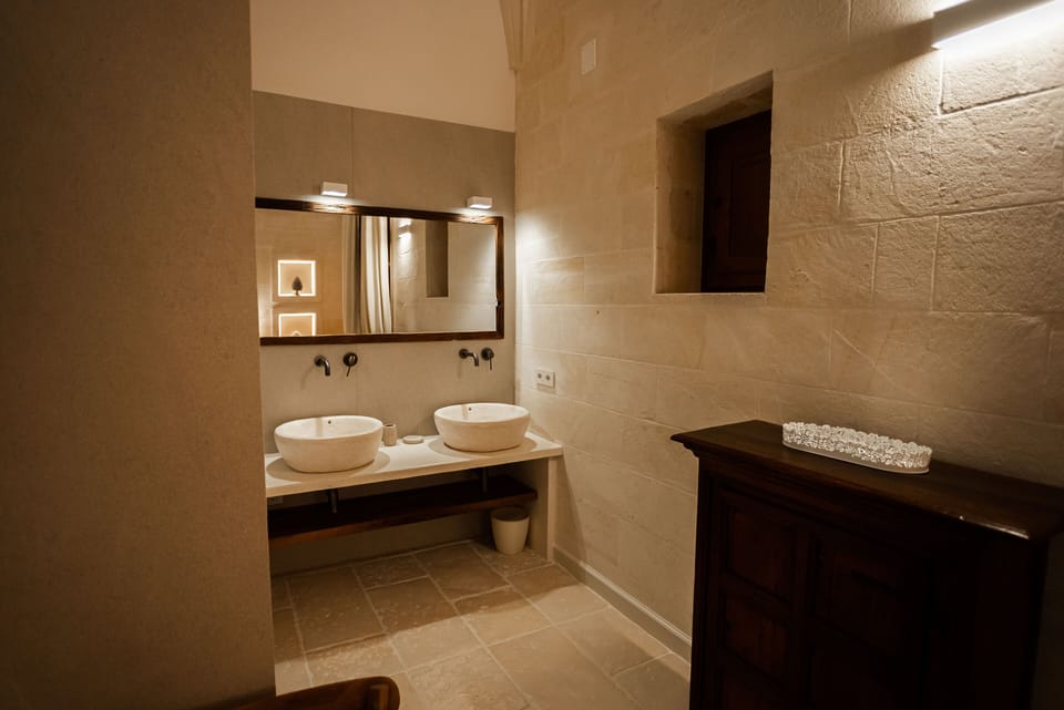 Junior Room | Bathroom | Shower, hair dryer, slippers, bidet