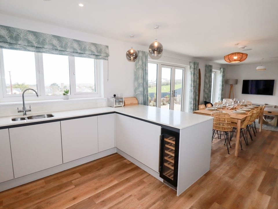 Cottage | Private kitchen | Fridge, electric kettle, toaster, cookware/dishes/utensils