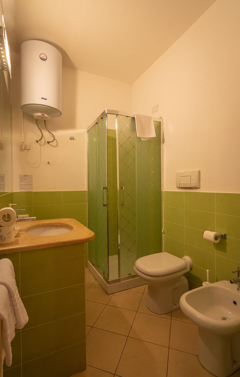 Quadruple Room | Bathroom | Shower, rainfall showerhead, free toiletries, hair dryer