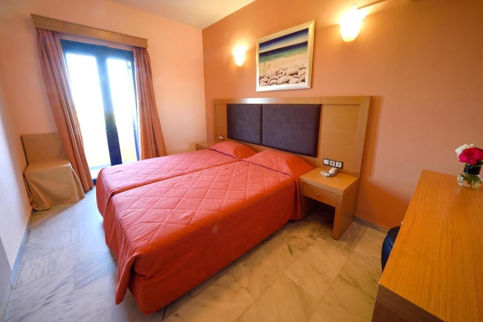 In-room safe, soundproofing, free WiFi, bed sheets