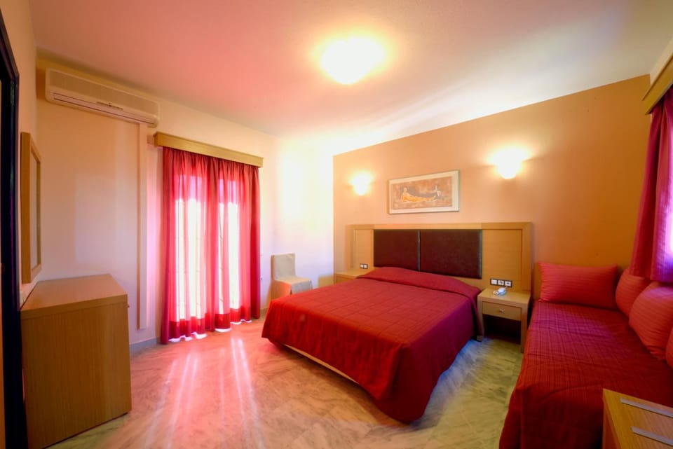 In-room safe, soundproofing, free WiFi, bed sheets