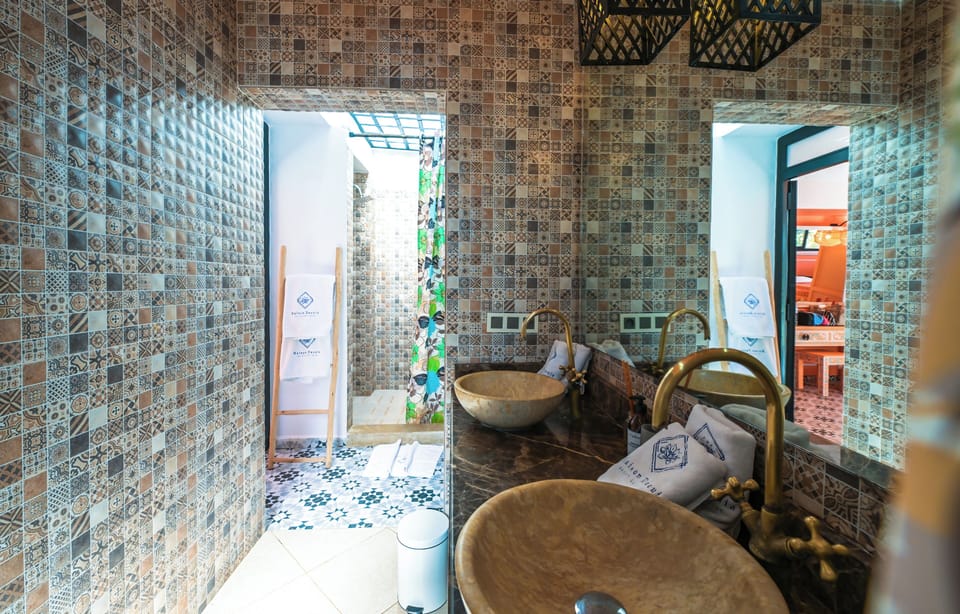 Suite "Nomad" | Bathroom | Shower, rainfall showerhead, free toiletries, hair dryer