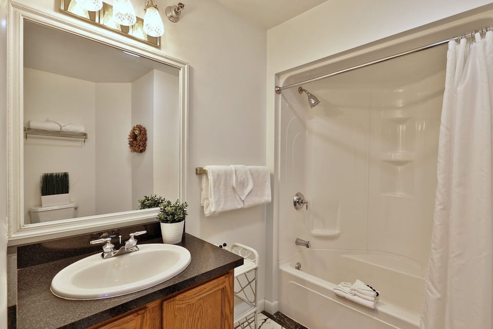 Cottage, 1 Bedroom | Bathroom | Towels