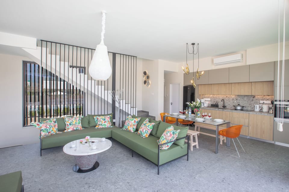 Villa, 4 Bedrooms, Private Pool, Garden View | Living area