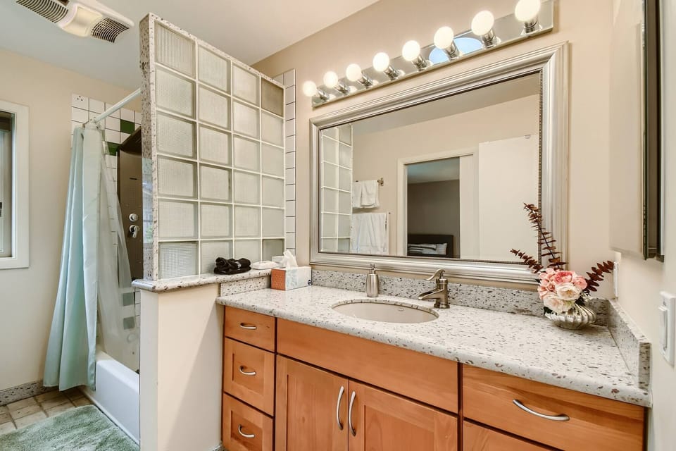 Charming Single Level 4 Bedrooms Gresham Home Near Pdx, Edgefield and Mt Hood House in Gresham