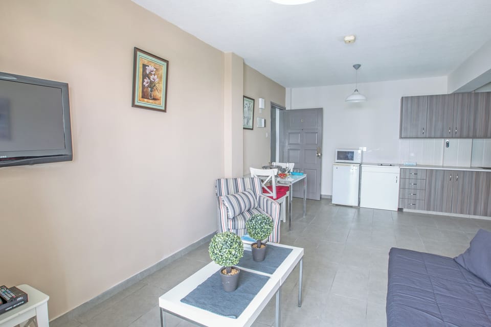 Apartment, 1 Bedroom, Balcony, City View | Living area