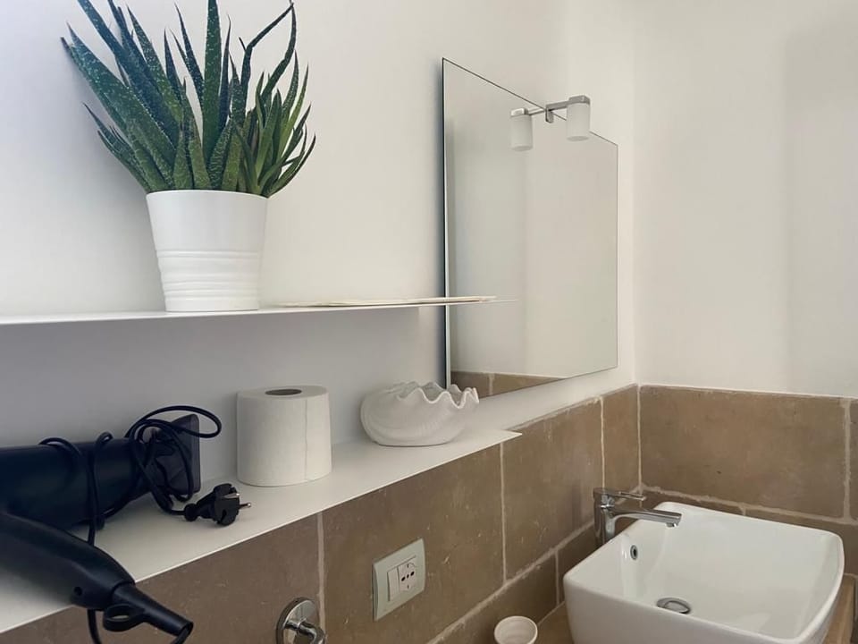 Traditional Triple Room | Bathroom | Rainfall showerhead, free toiletries, hair dryer, bathrobes