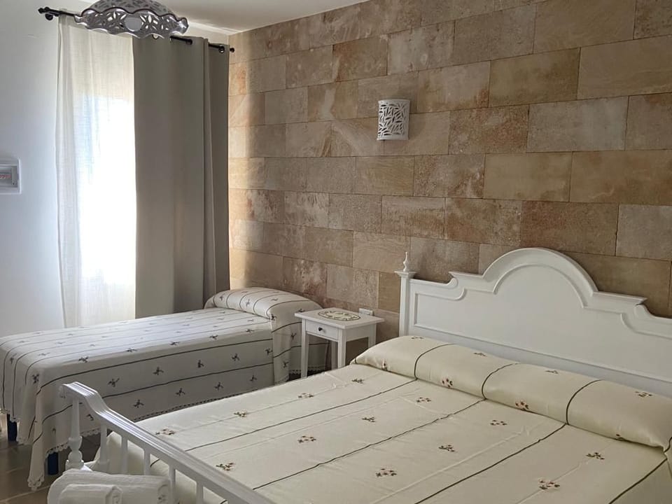 Traditional Triple Room | Blackout drapes, soundproofing, free WiFi, bed sheets